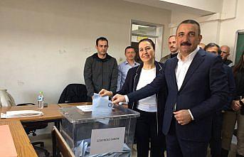 Zonguldak Valisi Hacıbektaşoğlu ile Belediye Başkanı Alan, oyunu kullandı