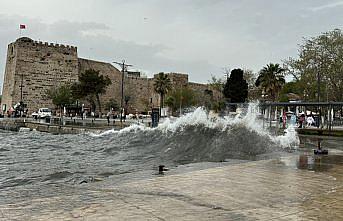Fırtına, Sinop sahilinde yüksekliği 3 metreyi bulan dalgalar oluşturdu