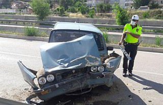 Samsun'da otomobil ile hafif ticari araç çarpıştı:...