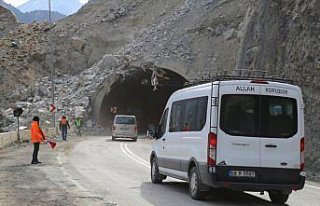 Heyelan nedeniyle kapanan Artvin-Erzurum kara yolu...
