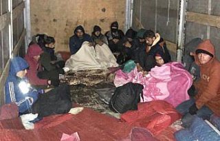 Amasya'da kamyon kasasında 13 düzensiz göçmen...