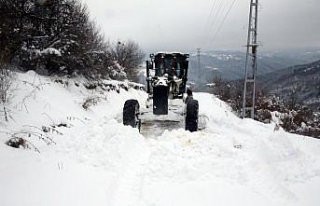Kastamonu'da ekipler ilkbaharda karla mücadele...