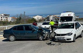 Sinop'ta 2 otomobilin çarpıştığı kazada...