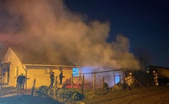 Düzce'de samanlık ve evin deposu yandı
