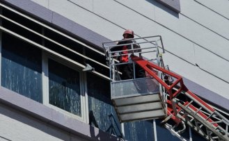 Çorum'da hastane penceresinde mahsur kalan güvercini itfaiye kurtardı