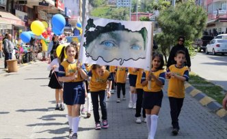 Arhavi'de ilkokul öğrencileri 23 Nisan'ı balonlarla yürüyerek kutladı
