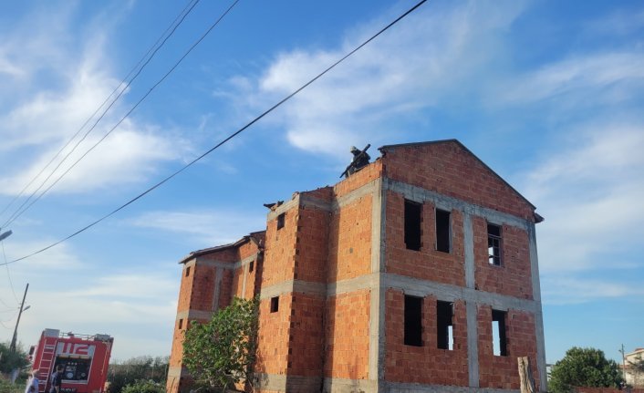 Samsun'da inşaat halindeki binanın çatısı yandı