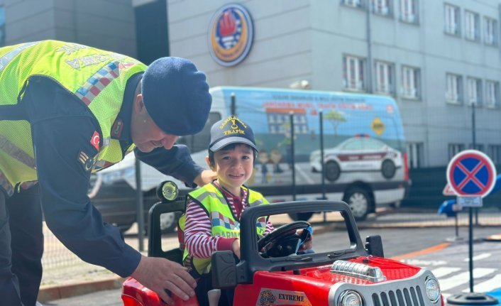 Samsun'da jandarmadan anaokulu öğrencilerine trafik eğitimi