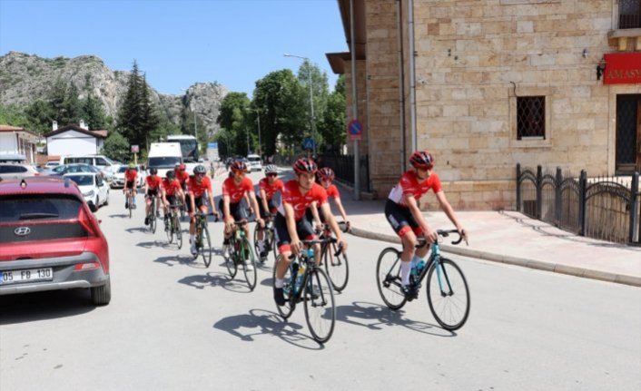 Samsun'dan Ankara'ya bayrak ve toprak taşıyan bisikletliler Amasya'yı geçti