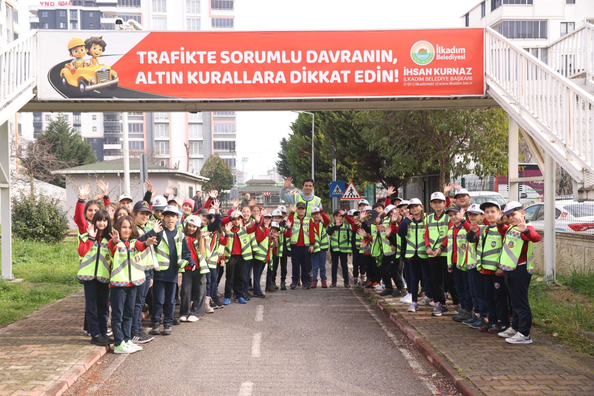 İlkadım Belediyesi eğitim pistinde küçük çocuklara trafik bilincini aşılıyor