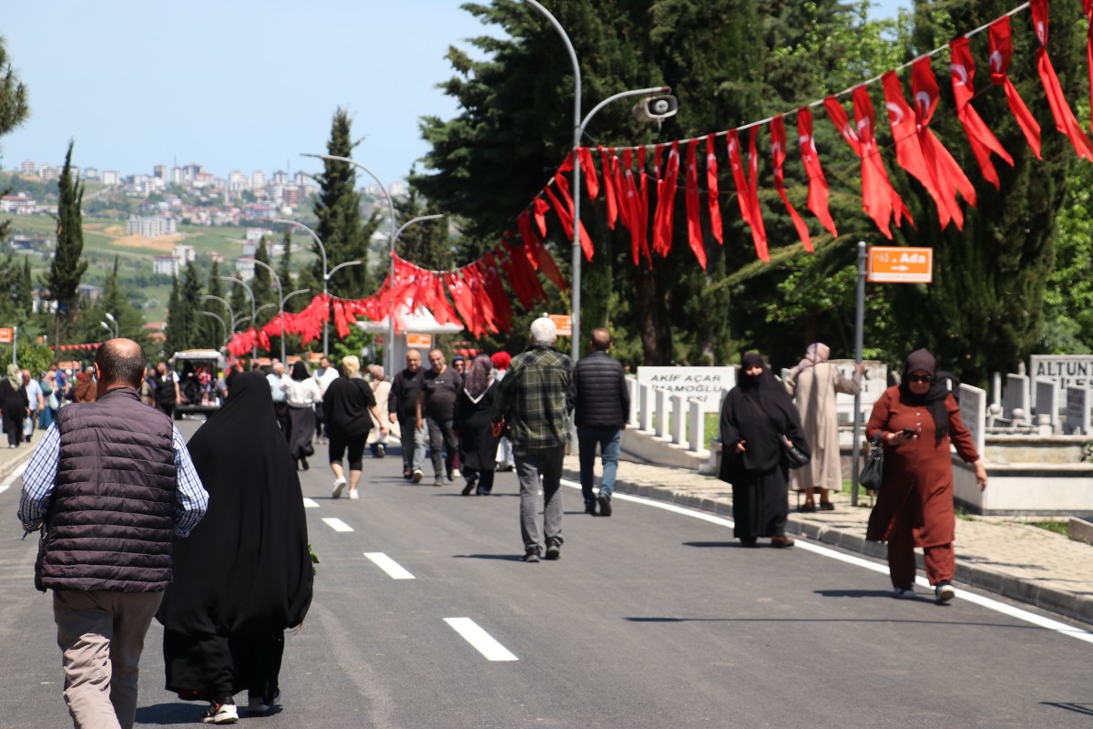 Samsun ve çevre illerde vatandaşlar bayram arifesinde mezarlıkları ziyaret etti