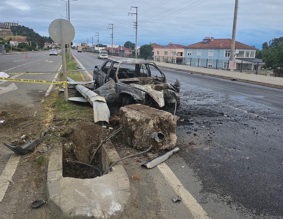 19 Mayıs'ta aydınlatma direğine çarpan otomobildeki 1 kişi öldü, 1 kişi yaralandı