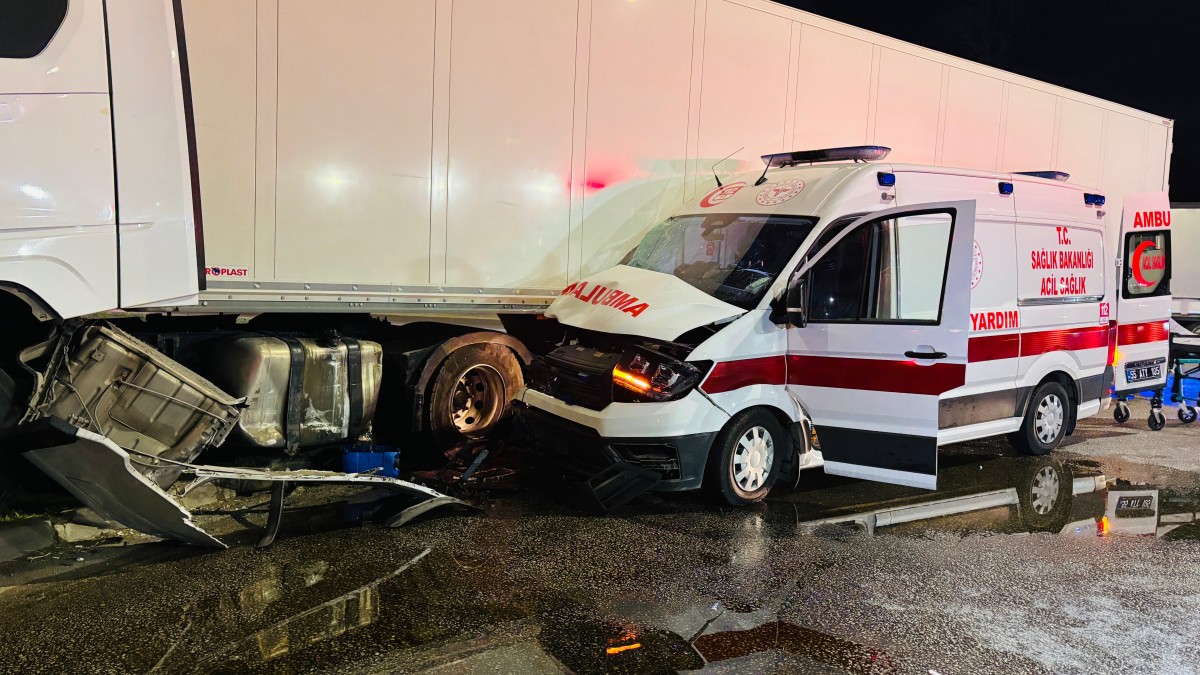 Samsun'da hasta taşıyan ambulans ile tırın çarpıştığı kazada 6 kişi yaralandı
