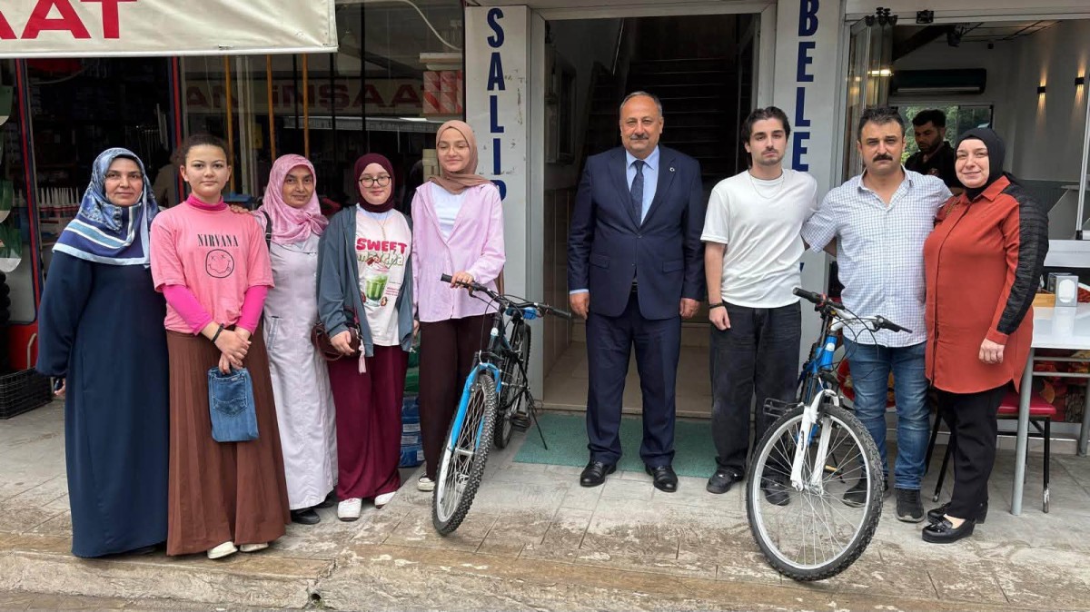 Salıpazarı’nda sınavlarda dereceye giren öğrencilere bisiklet hediye edildi