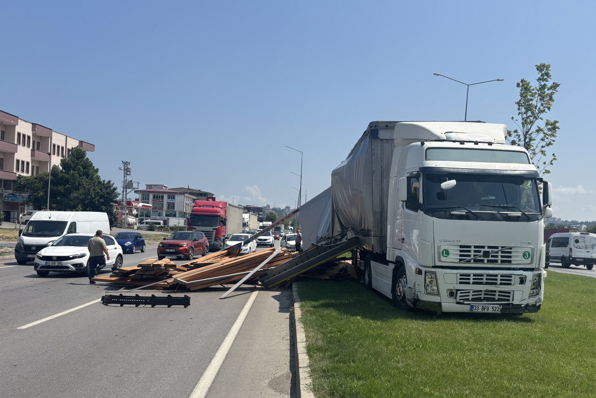 Samsun'da kazaya karışan tırdan yola saçılan keresteler ulaşımı aksattı