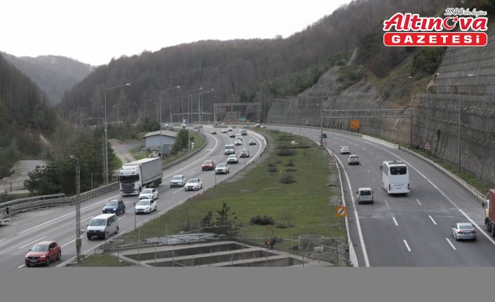 Anadolu Otoyolu'nun Bolu Dağı ve Sakarya kesiminde bayram tatili hareketliliği sürüyor