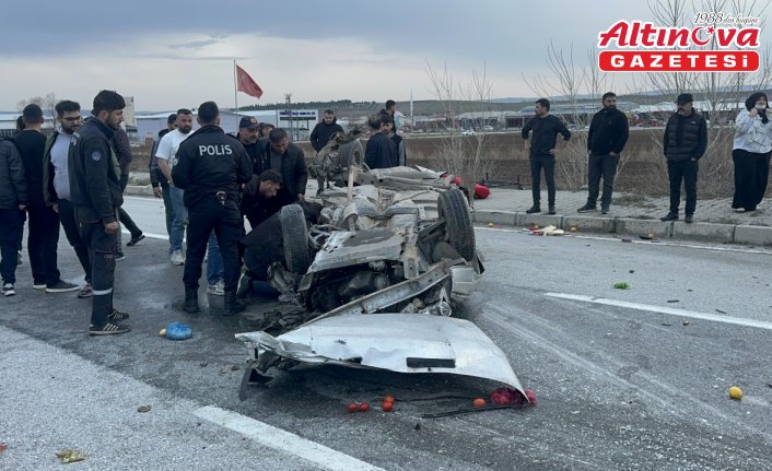 Çorum'da devrilen otomobildeki 3 kişi yaralandı