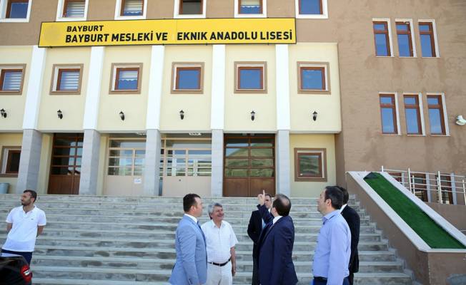 Bayburt Valisi Pehlivan, okul inşaatında incelemelerde bulundu