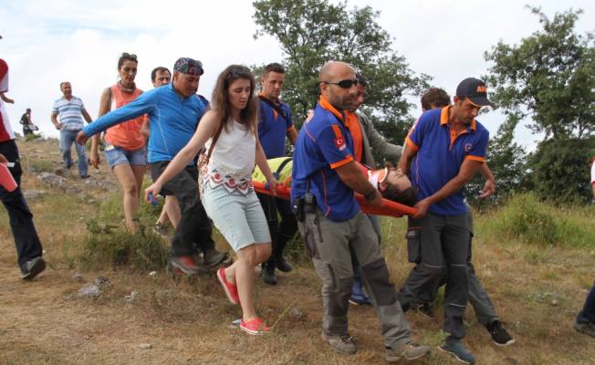 Kayalıklara düşen İngiliz paraşütçü yaralandı