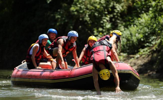 Melen Çayı'nda rafting öncesi evlenme teklifi