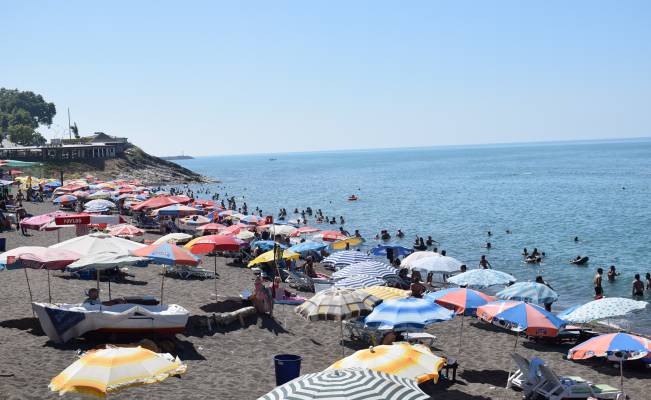 Sıcak hava, deniz, havuz ve parklara akın ettirdi