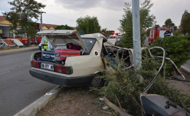 Çorum'da otomobil aydınlatma direğine çarptı: 5 yaralı