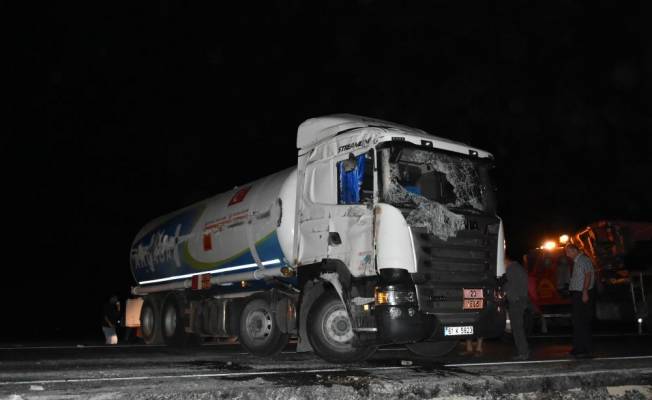 Devrilen LPG tankeri yolu kapattı