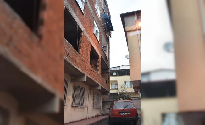 Apartmanın 4. katından düşen kadın 2. katta asılı kaldı