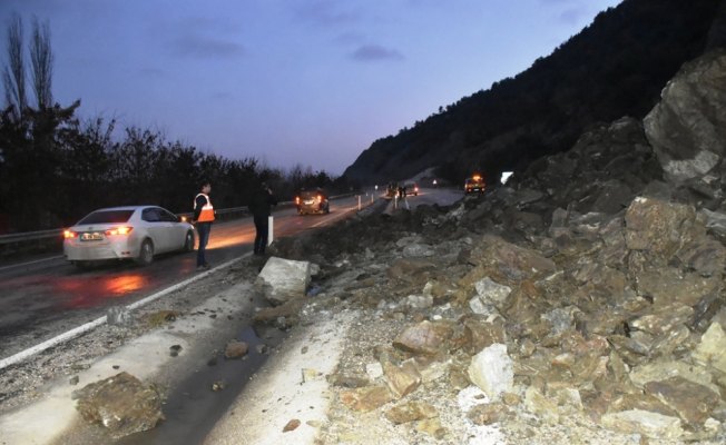 Boyabat-Kastamonu karayolunda heyelan