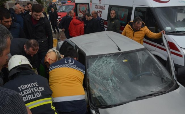 Düzce'de iki otomobil çarpıştı: 5 yaralı