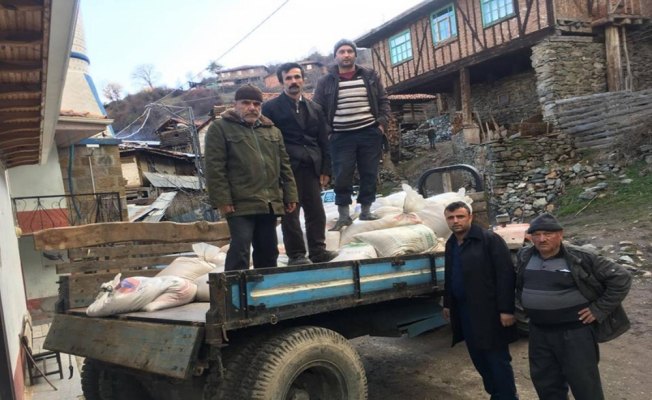 Evi yanan köylülere komşu köyden buğday yardımı geldi