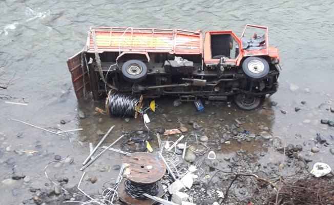 Giresun'da kamyonet dereye devrildi: 1 ölü, 2 yaralı