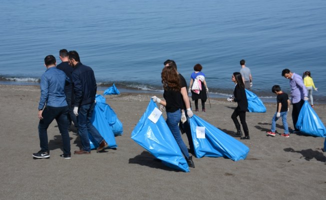 Öğrenciler Akçakoca sahillerini temizledi