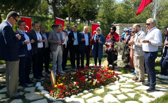 Bakan yardımcılarından Afrin şehidinin kabrine ziyaret