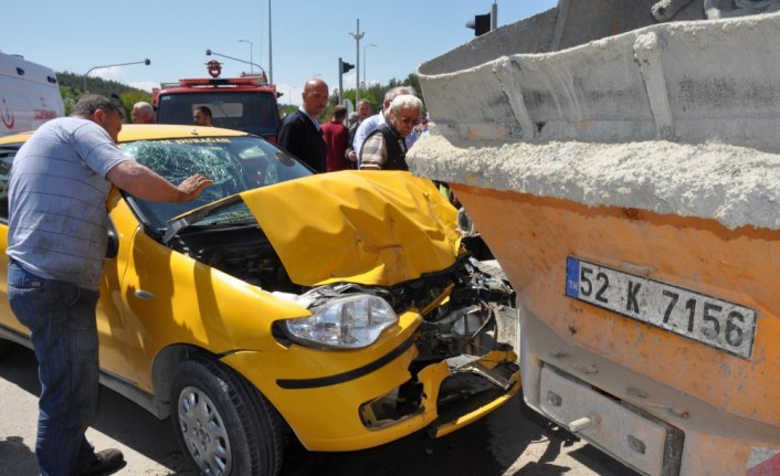 Boyabat'ta trafik kazası: 3 yaralı