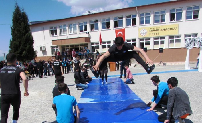 Kavak Anadolu Lisesinde bilim fuarı açıldı