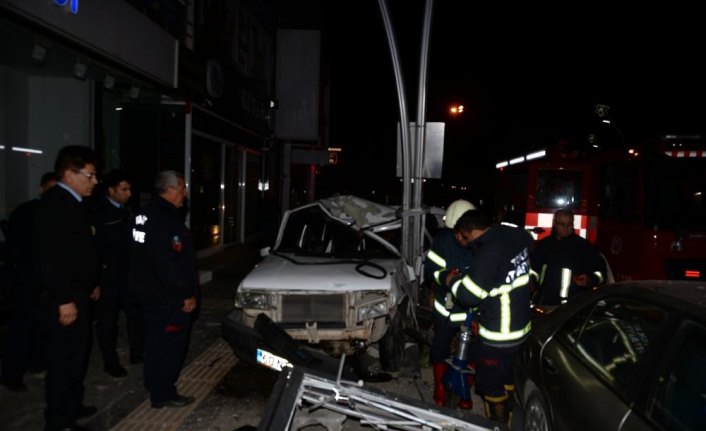 Tokat'ta otomobil aydınlatma direğine çarptı: 4 yaralı