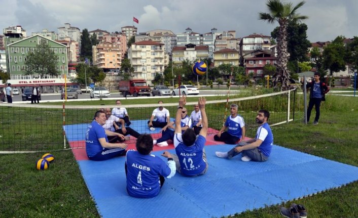 Protokol üyeleri paravolley takımıyla maç yaptı