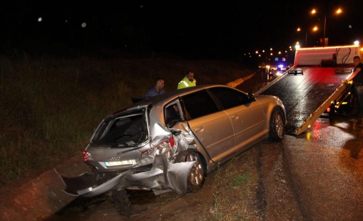 Samsun'da otomobil yağmur suyu kanalına düştü: 3 yaralı