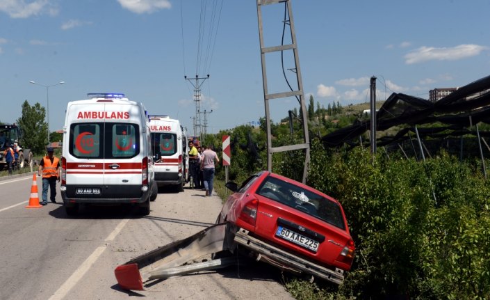 Tokat'ta otomobil elektrik direğine çarptı: 2 yaralı