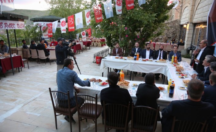 Bayburt MHP teşkilatı sandık görevlilerine iftar verdi