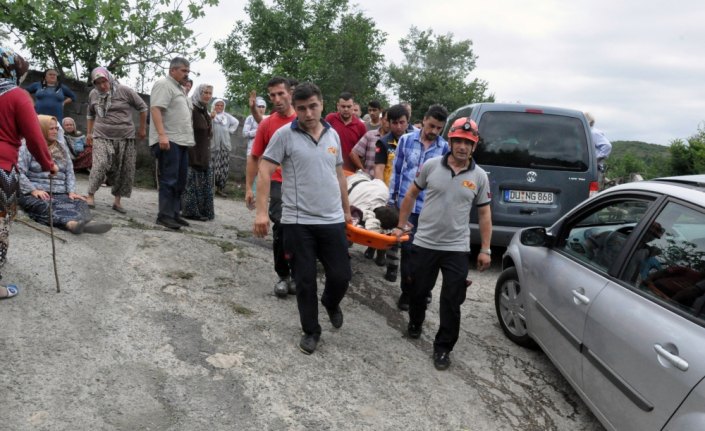 Katırdan düşen çiftçiyi sedyeyle 4 kilometre taşıdılar