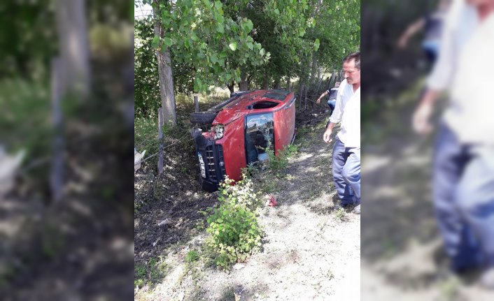 Samsun'da kamyonet şarampole devrildi: 2 yaralı