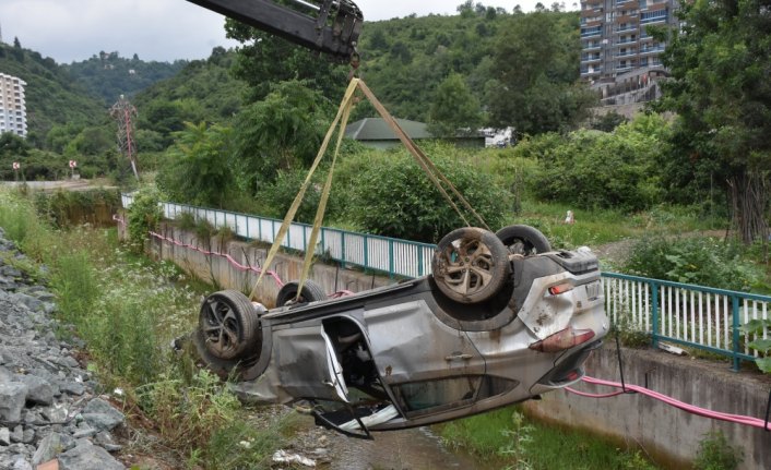 Trabzon'da cip dereye düştü: 1 yaralı