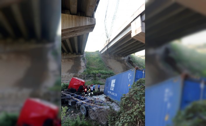 Yoldan çıkan tır viyadükten dereye düştü