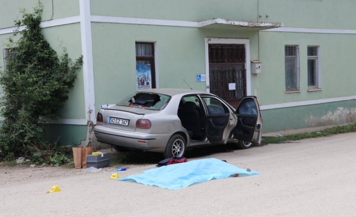 Hareket halindeki araca ateş açıldı: 1 ölü, 1 yaralı