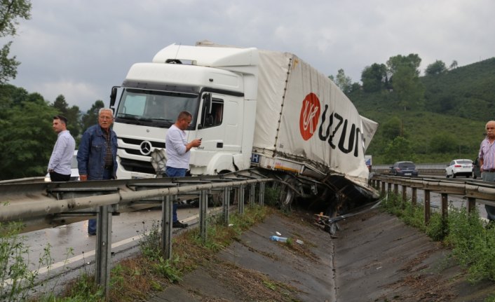 Ordu'da tır bariyerlere çarptı: 1 yaralı