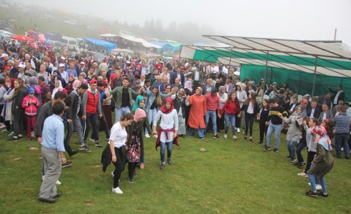 Yaylada yağışlı ve sisli havada festival keyfi