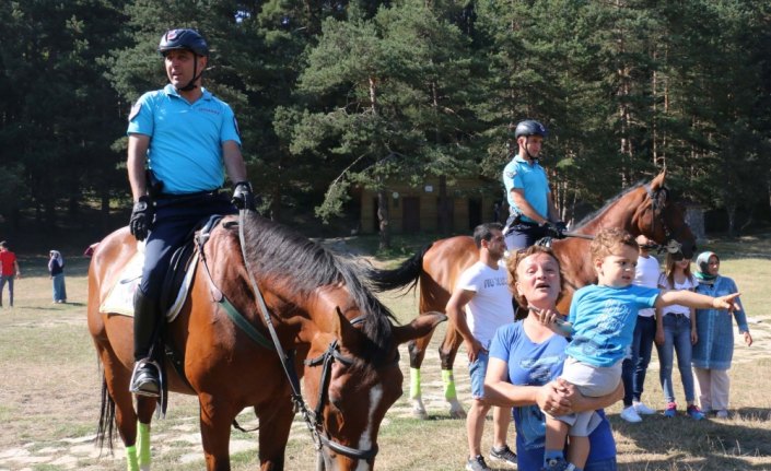 Abant'a atlı jandarma koruması