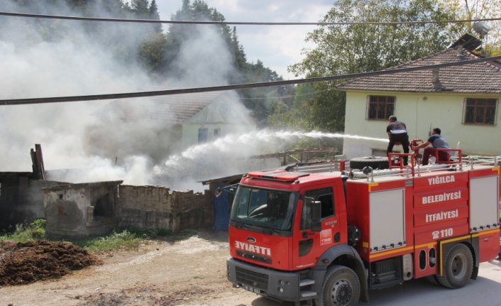 Araçta çıkan yangın eve sıçradı